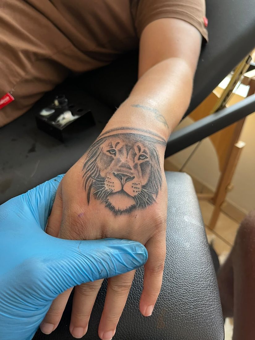 Lion — Hand